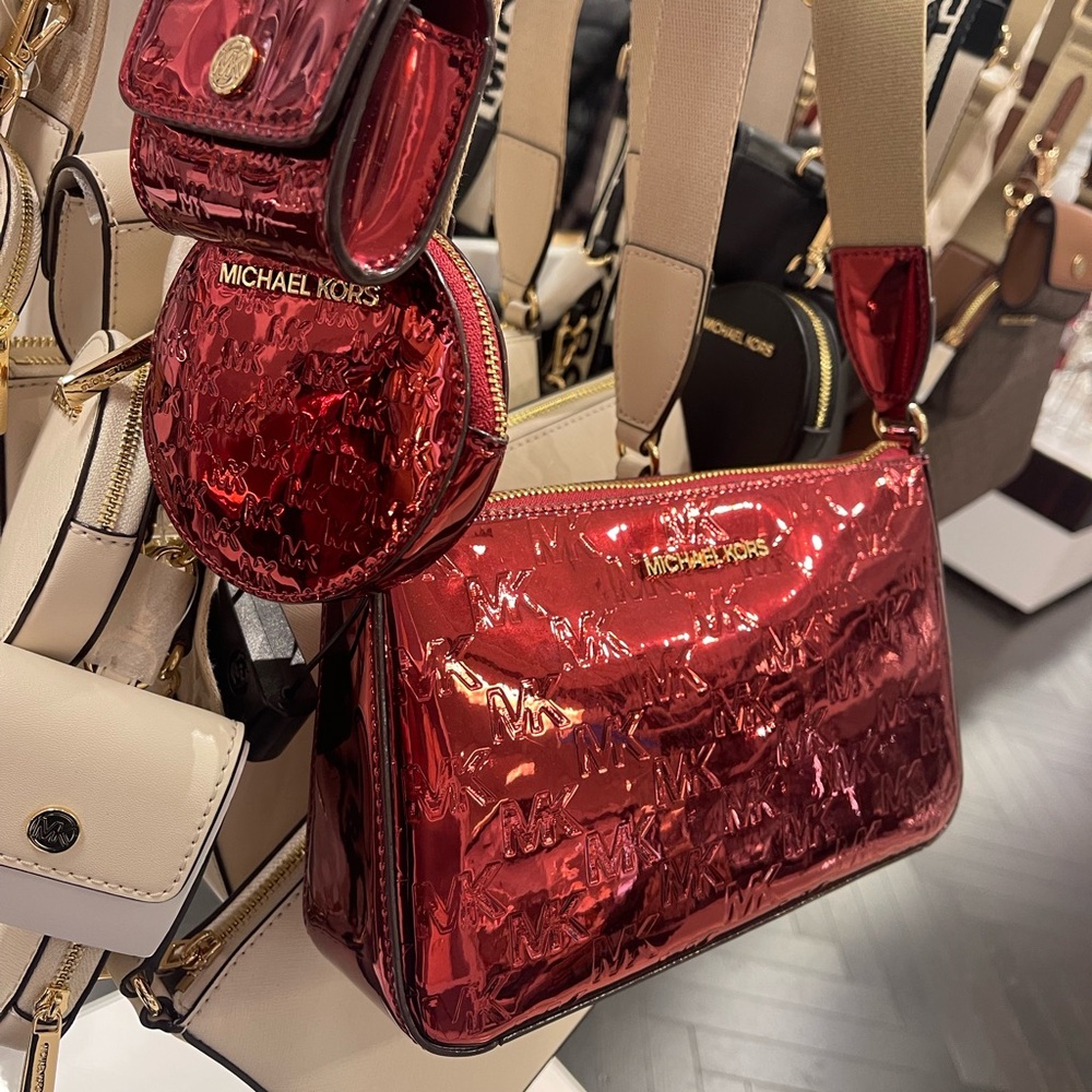 MICHAEL KORS Jet Set Sm Patent Logo Debossed Crossbody Apple Airpods
XBody Tech - Picture 6 of 8
